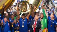 Trump no quiso moverse de la foto oficial del campeonato