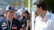 ¿Encuentro clandestino? Max Verstappen y Toto Wolff coinciden en Cerdeña