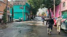 Fuga de agua inunda calles y viviendas en la GAM