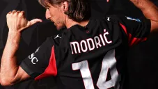 Luka Modric sorprende a un pequeño fanático en su presentación con el Milan