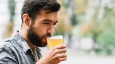 Lo recomendable es que no aceptes nada que te ofrezcan en la calle.