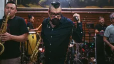 El artista debe de guardar reposo por lo menos unos tres meses.