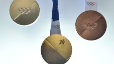 Medallas de los Juegos de Milán-Cortina simbolizan 'dos mitades que se unen'