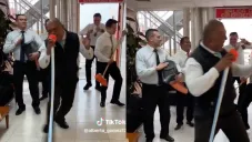 Los trabajadores aparecen realizando una coreografía a ritmo de cumbia.