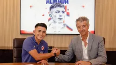 Thiago Almada en su firma de contrato con el Atleti