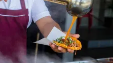 Salsas en puestos de comida afuera del Metro CDMX tienen bacterias fecales, según IPN