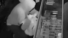 Hombre roba cartas Pokémon valuadas en más de 100 mil dólares en solo 30 segundos