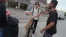 Youtuber mexicano sufre intento de asalto durante transmisión en vivo desde Bruselas