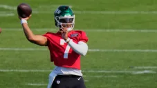 ¡Alarmas encendidas! Justin Fields abandonó práctica de Jets por aparente lesión