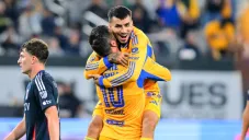 Ángel Correa celebra uno de sus goles con Gignac