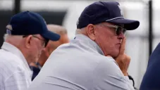 Jones acusa que petición de canje de Micah Parsons es táctica