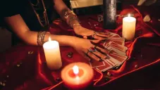 ¿Te prometieron un amarre? Así estafan los brujos digitales en CDMX