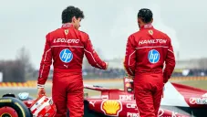 Charles Leclerc defiende mal paso de Lewis Hamilton con Ferrari