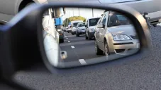 ¿Podrías recibir una multa por tapar los espejos del auto con bolsas de plástico?