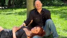 Las bromas del conductor no están gustando a la gente.