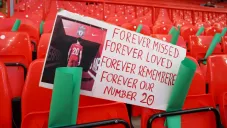 El primer partido del Liverpool en la temporada de Premier se llenó de emotividad