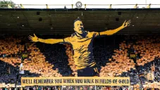 Lindo tifo de los Wolves para recordar a su exjugador