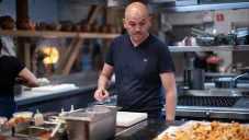 Empezó lavando platos en un restaurante de Estados Unidos.