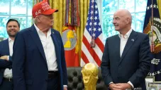 Trump vuelve a protagonizar un momento con el presidente de la FIFA
