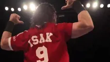 JD McDonagh luce playera de Liverpool con nombre de Isak en el Supershow de Newcastle