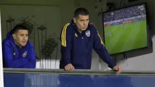 ¿Festejo o regaño? La llamada de Riquelme a Cavani en plena cancha de Boca Juniors