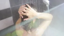 Riesgos y beneficios de bañarse con agua caliente, según la UNAM
