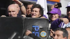 Arrojan piedras a Milei durante una caravana de campaña para las elecciones en Buenos Aires