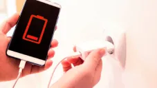 ¿Qué es “juice jacking” y por qué tu celular corre riesgo en cargadores públicos?