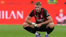 Aficionados rossoneros 'revientan' a Santi Giménez por lesionar a un compañero