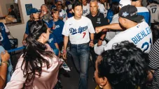 Son en su llegada al estadio de los Dodgers