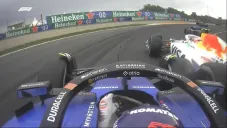 El español buscó rebasar y terminó enredado con Lawson