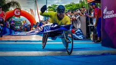 Indeporte apoyará a atleta que cayó en un bache durante Maratón de la CDMX