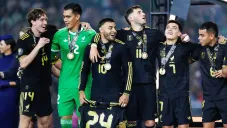 ¡Qué tierno eres, Alexis! Vega firma la ropa de un bebé