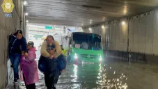 63 pasajeros rescatados tras quedar microbús varado en Río Churubusco por lluvias en CDMX