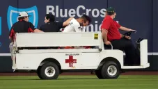 Gurriel Jr. tuvo que abandonar el juego apoyado por el cuerpo médico