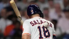 Framber Valdez golpea con lanzamiento a su cátcher, el mexicano César Salazar