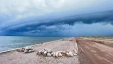 El fenómeno natural presenta vientos sostenidos de 120 km/h.