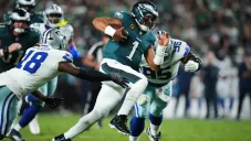 Eagles vencieron a los Cowboys en el Kickoff, gracias a los acarreos de Jalen Hurts