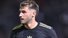 Figura de Japón intercambia camiseta con Santiago Giménez