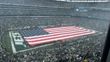 Trabajador quedó atrapado en la bandera de Estados Unidos previo al Jets vs Steelers