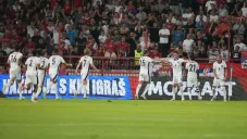 Inglaterra 'aplastó' a los serbios en su propia casa