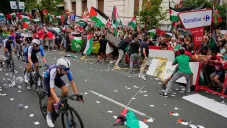 Ciclistas de la Vuelta a España votan seguir compitiendo tras protestas pro-palestinas