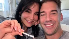 Martha Higareda y Lewis Howes revelan el género de sus gemelos