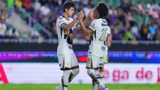 Macías celebra su gol con Pumas