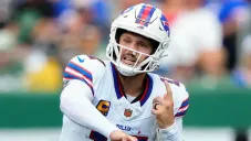 ¡Sin daños colaterales! Josh Allen protagoniza divertida escena tras un duro golpe en la nariz