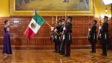 La Presidente recibió la bandera en manos de una teniente de la Policía Militar.