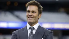 ¿Próximo head coach de Raiders? Tom Brady apareció en cabina de entrenadores usando auriculares