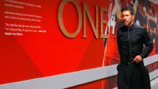 Simeone llegando a Anfield