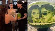 La pareja queda sorprendida y se llevaron su obsequio con mucho cariño.