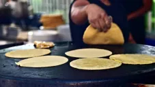 Hay que saber amasar para que salgan bien redonditas y calientes.